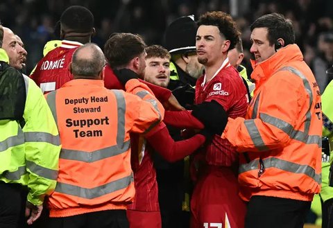 Abdoulaye Doucoure dan Curtis Jones terlibat perkelahian saat pertandingan Liga Inggris 2024/2025 antara Everton vs Liverpool di Goodison Park, Kamis (13/2/2025) dini hari WIB. (Paul ELLIS/AF