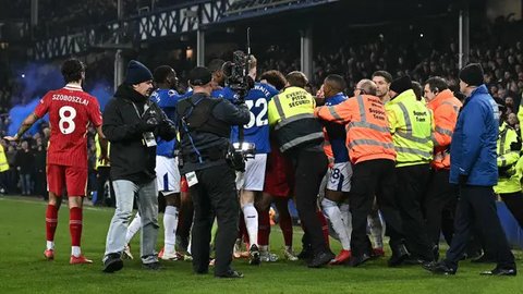 Abdoulaye Doucoure dan Curtis Jones terlibat perkelahian saat pertandingan Liga Inggris 2024/2025 antara Everton vs Liverpool di Goodison Park, Kamis (13/2/2025) dini hari WIB. (Paul ELLIS/AF