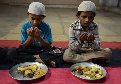 Sejumlah umat Muslim berdoa sebelum berbuka puasa, selama bulan suci puasa Ramadhan, di sebuah masjid di Peshawar, Pakistan, Rabu (14/4/2021). Bulan Ramadhan ditandai dengan berpuasa setiap h