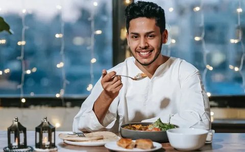 Sejumlah umat Muslim berdoa sebelum berbuka puasa, selama bulan suci puasa Ramadhan, di sebuah masjid di Peshawar, Pakistan, Rabu (14/4/2021). Bulan Ramadhan ditandai dengan berpuasa setiap h
