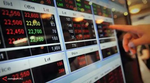 Pekerja melintas di depan layar Indeks Harga Saham Gabungan (IHSG) di BEI, Jakarta, Senin (3/1/2022). Pada pembukan perdagagangan bursa saham 2022 Indeks Harga Saham Gabungan (IHSG) langsung