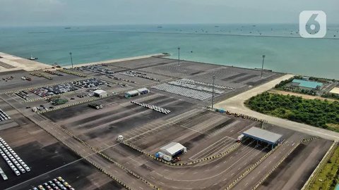 Deretan mobil baru terparkir di kawasan Marunda, Cilincing, Jakarta, Senin (21/6/2021). Diskon 0 persen Pajak Penjualan atas Barang Mewah (PPnBM) sebagai upaya mengakselerasi pemulihan ekonom
