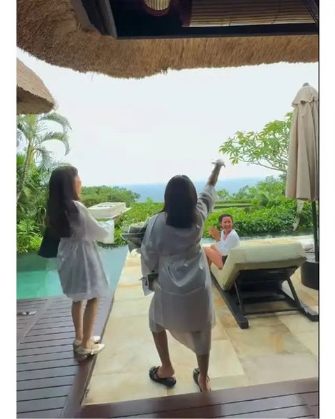 Potret kejutan bridal shower Shenina Cinnamon dari sahabat. (sumber: Instagram/ameliapratiwi47)