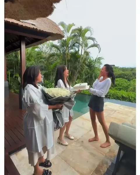 Potret kejutan bridal shower Shenina Cinnamon dari sahabat. (sumber: Instagram/ameliapratiwi47)