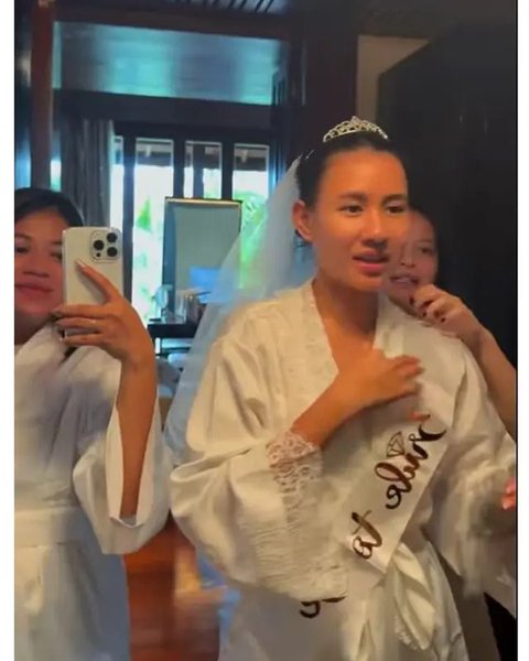 Potret kejutan bridal shower Shenina Cinnamon dari sahabat. (sumber: Instagram/ameliapratiwi47)