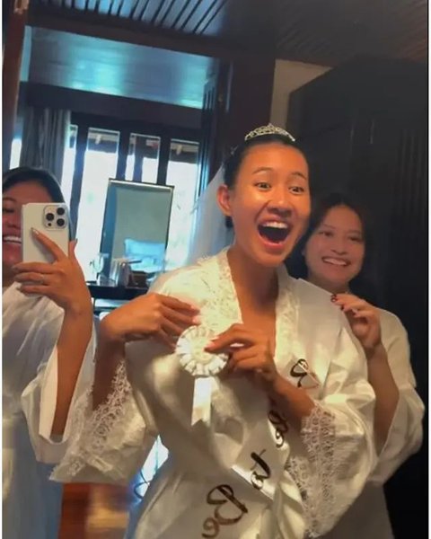 Potret kejutan bridal shower Shenina Cinnamon dari sahabat. (sumber: Instagram/ameliapratiwi47)