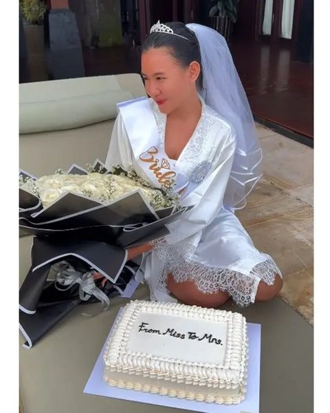 Potret kejutan bridal shower Shenina Cinnamon dari sahabat. (sumber: Instagram/ameliapratiwi47)