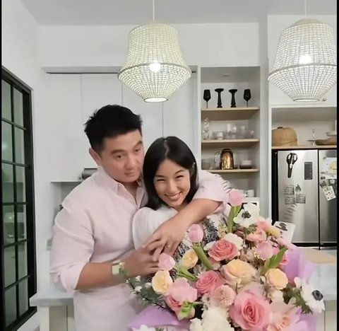 Potret Pasangan Artis Rayakan Valentine (Sumber: Instagram/alghazali7 dan maudiayunda)