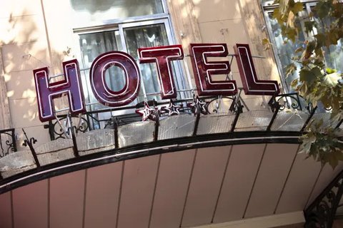 Ilustrasi hotel. Saat ini, tren staycation semakin populer dengan banyaknya wisatawan yang berburu tempat tidak hanya estetik tetapi juga dekat dengan tempat menarik atau hype.