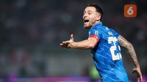 Striker Persija Jakarta, Gustavo Almeida mendapatkan penjagaan ketat dari bek Persib Bandung, Nick Kuipers dalam laga pekan keenam BRI Liga 1 2024/2025 di Stadion Si Jalak Harupat, Kabupaten