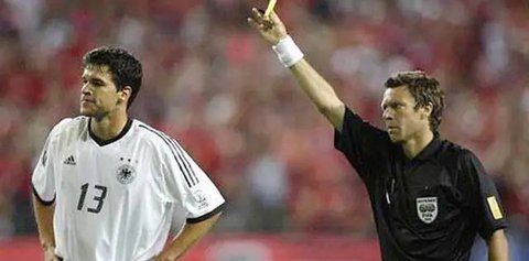 Ilustrasi wasit di belakang gawang. (AFP/DAMIEN MEYER).