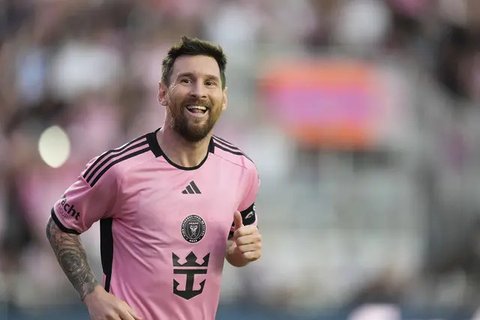 Bintang Real Madrid, Cristiano Ronaldo, berbincang dengan striker Barcelona, Lionel Messi, saat acara penghargaan pemain terbaik FIFA 2017 di London, Senin (23/10/2017). Cristiano Ronaldo ber