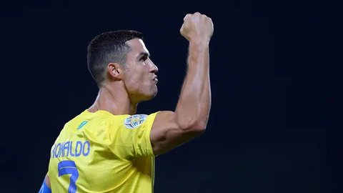 Bintang Real Madrid, Cristiano Ronaldo, berbincang dengan striker Barcelona, Lionel Messi, saat acara penghargaan pemain terbaik FIFA 2017 di London, Senin (23/10/2017). Cristiano Ronaldo ber