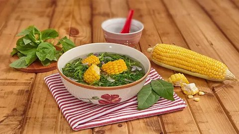Bayam, kangkung, dan sayuran salad lainnya mendapatkan warnanya dari klorofil yang dikenal karena sifat antioksidannya. Beberapa penelitian telah menunjukkan bahwa mengonsumsi klorofil mening