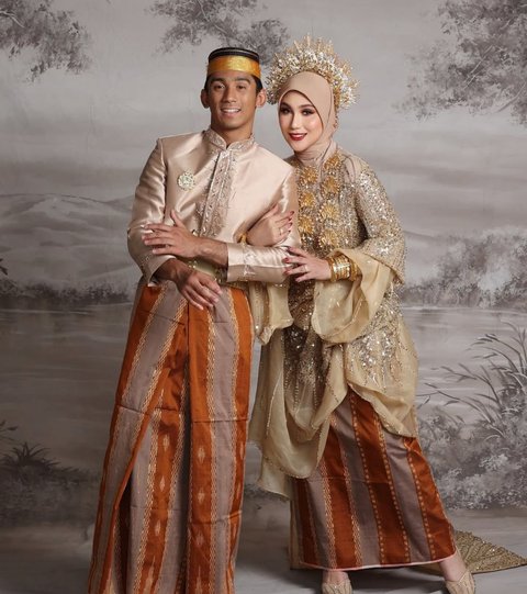 Potret Marini Zumarnis dan Keluarga Pakai Baju Adat Bugis, Penampilan Daffa Wardhana Curi Perhatian