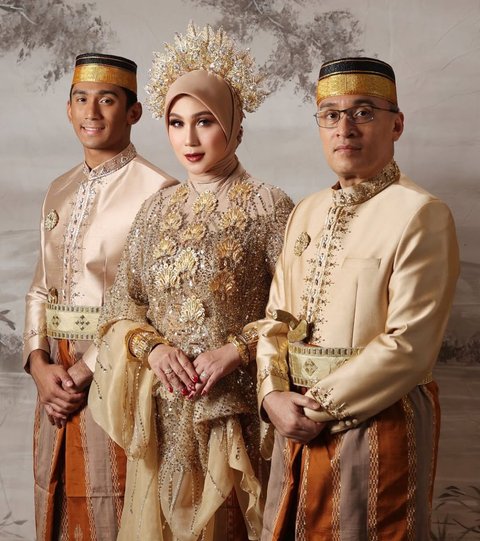 Potret Marini Zumarnis dan Keluarga Pakai Baju Adat Bugis, Penampilan Daffa Wardhana Curi Perhatian