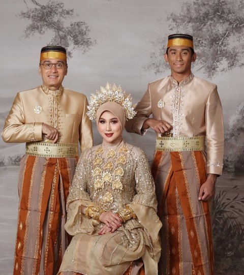 Potret Marini Zumarnis dan Keluarga Pakai Baju Adat Bugis, Penampilan Daffa Wardhana Curi Perhatian