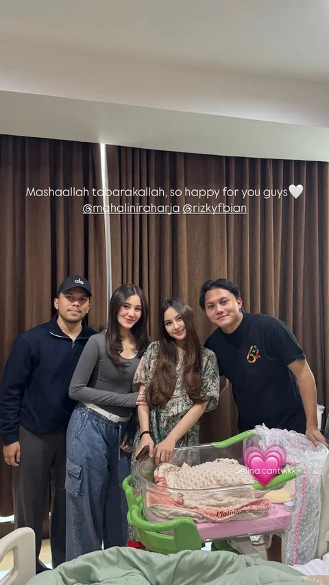 Mahalini Raharja tampil memukau dalam kebaya rancangan desainer ternama, Asky Febrianti. Dengan sentuhan warna soft mocca yang lembut, kebaya ini tidak hanya menampilkan keanggunan tetapi jug