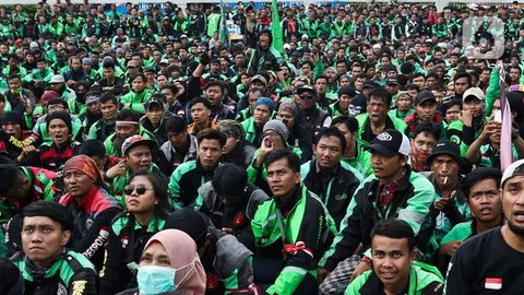 Pengemudi ojek online atau ojol yang tergabung dalam Koalisi Ojol Nasional (KON) berorasi saat melakukan unjuk rasa di Patung Kuda, Jalan Medan Merdeka Barat. (Liputan6.com/Angga Yuniar)