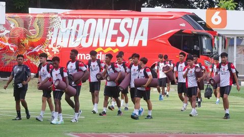Pelatih Timnas Indonesia U-20, Indra Sjafri pada laga kontra Yaman di Kualifikasi Piala Asia U-20 2024. (Muhammad Iqbal Ichsan/Bola.com)