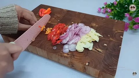 Jadi Tambah Krispi, Ini Trik Bikin Telur Dadar Keriting Tanpa Hilangkan Protein (YouTube/Uli's Kitchen)