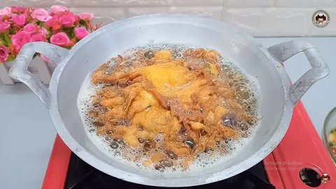 Jadi Tambah Krispi, Ini Trik Bikin Telur Dadar Keriting Tanpa Hilangkan Protein (YouTube/Uli's Kitchen)