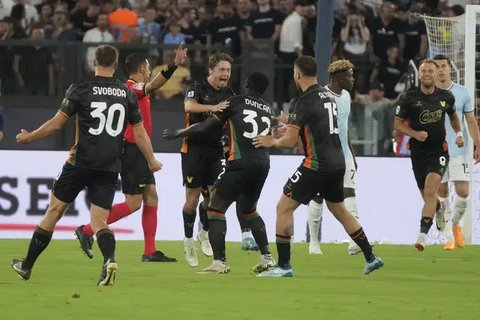 Jay Idzes tampil dalam pertandingan Serie A antara Juventus melawan Venezia pada hari Minggu, 15 Desember 2024.