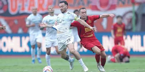 Pemain Persija Jakarta, Gustavo Almeida (kiri) berebut bola dengan pemain Persib Bandung, Gustavo Franca dalam laga lanjutan BRI Liga 1 2024/2025 di Stadion Patriot Candrabhaga, Bekasi, Mingg