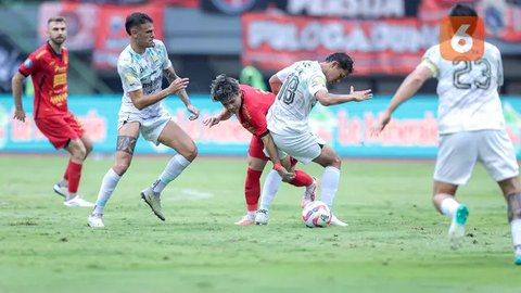 Pemain Persija Jakarta, Gustavo Almeida (kiri) berebut bola dengan pemain Persib Bandung, Gustavo Franca dalam laga lanjutan BRI Liga 1 2024/2025 di Stadion Patriot Candrabhaga, Bekasi, Mingg