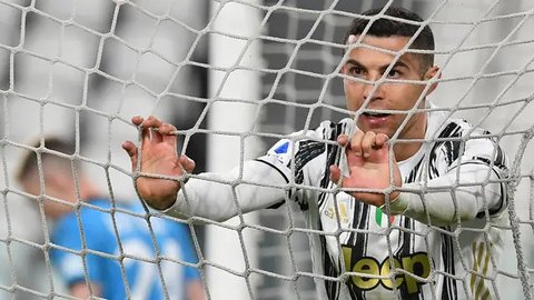 Pemain Al Nassr, Cristiano Ronaldo tertawa saat sesi latihan yang berlangsung di Mrsool Park, Arab Saudi, Jumat (13/01/2023) waktu setempat. (Twitter/@AlNassrFC)