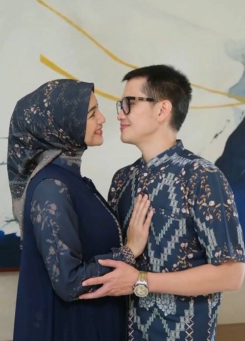 Inspirasi Model Baju Lebaran Couple Ala Citra Kirana, Bikin Keluarga Makin Kompak