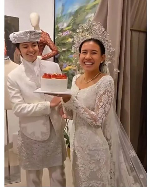 Momen Angga dan Shenina fitting baju pengantin. (sumber: Instagram/didietmaulana)