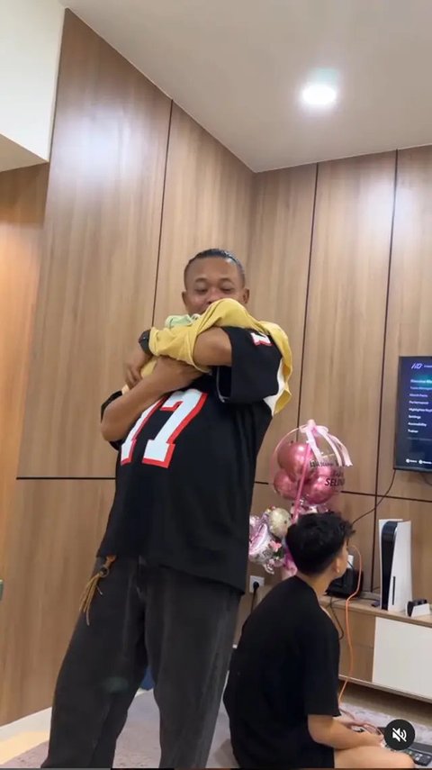 Potret Baby Selina Digendong Keluarga. (Sumber: Instagram/moodlini7/putridelinaa)