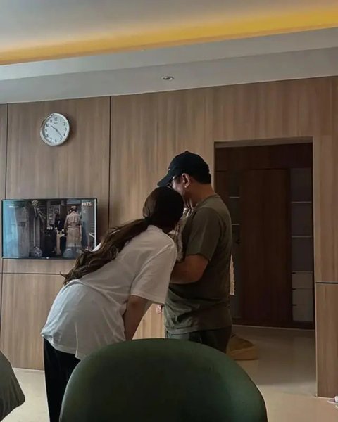 Potret Baby Selina Digendong Keluarga. (Sumber: Instagram/moodlini7/putridelinaa)
