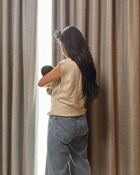 Potret Baby Selina Digendong Keluarga. (Sumber: Instagram/moodlini7/putridelinaa)