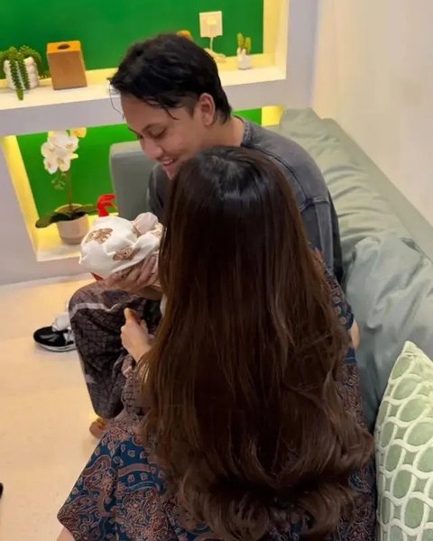 Potret Baby Selina Digendong Keluarga. (Sumber: Instagram/moodlini7/putridelinaa)