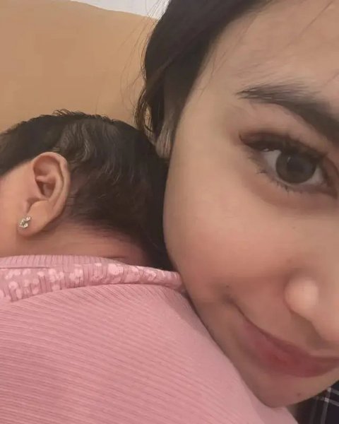 Potret Baby Selina Digendong Keluarga. (Sumber: Instagram/moodlini7/putridelinaa)