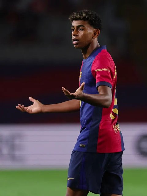 Pemain Barcelona, Lamine Yamal menggiring bola melewati penjagaan dari sejumlah pemain Deportivo Alaves dalam laga lanjutan Liga Spanyol 2024/2025 di Estadi Olimpic Lluis Companys, Barcelona,