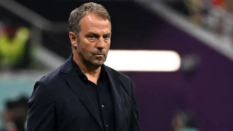 Pemain Barcelona, Lamine Yamal menggiring bola melewati penjagaan dari sejumlah pemain Deportivo Alaves dalam laga lanjutan Liga Spanyol 2024/2025 di Estadi Olimpic Lluis Companys, Barcelona,