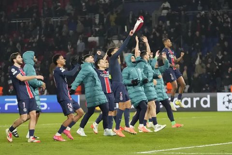 Bomber Real Madrid, Kylian Mbappe, merayakan hattrick yang dicetaknya ke gawang Man City bersama rekan setimnya, Jude Bellingham, dalam pertandingan leg kedua play-off 16 besar Liga Champi