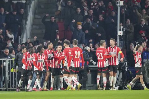 Bomber Real Madrid, Kylian Mbappe, merayakan hattrick yang dicetaknya ke gawang Man City bersama rekan setimnya, Jude Bellingham, dalam pertandingan leg kedua play-off 16 besar Liga Champi
