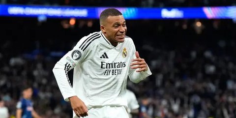 Pemain depan Real Madrid asal Prancis Kylian Mbappe merayakan gol pembuka selama pertandingan play-off fase gugur Liga Champions UEFA antara Real Madrid CF dan Manchester City di stadion S