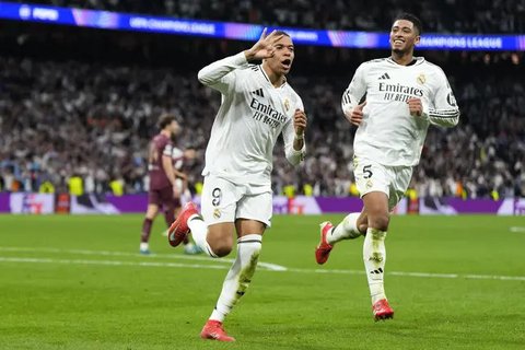 Pemain depan Real Madrid asal Prancis Kylian Mbappe merayakan gol pembuka selama pertandingan play-off fase gugur Liga Champions UEFA antara Real Madrid CF dan Manchester City di stadion S