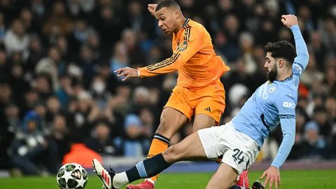 Pemain depan Real Madrid asal Prancis Kylian Mbappe merayakan gol pembuka selama pertandingan play-off fase gugur Liga Champions UEFA antara Real Madrid CF dan Manchester City di stadion S
