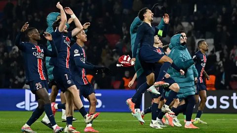 Pemain Paris Saint-Germain (PSG) merayakan kemenangan pada akhir pertandingan leg kedua play-off Liga Champions 2024/2025 melawan Brest di stadion Parc des Princes, Paris, Rabu 19 Februari 2025 waktu setempat atau Kamis 20 Februari 2025 dini hari WIB. (JULIEN DE ROSA/AFP)