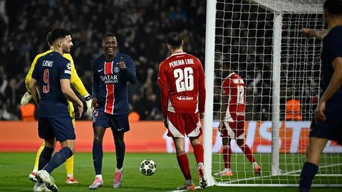Selanjutnya, Nuno Mendes sukses mencatatkan namanya di papan skor pada menit ke-69. (JULIEN DE ROSA/AFP)