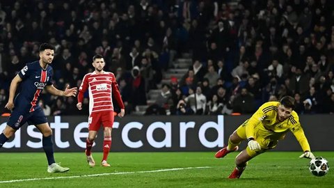 Aksi Goncalo Ramos pada menit ke-76 menambah jarak gol kemenangan PSG atas Brest. (JULIEN DE ROSA/AFP)