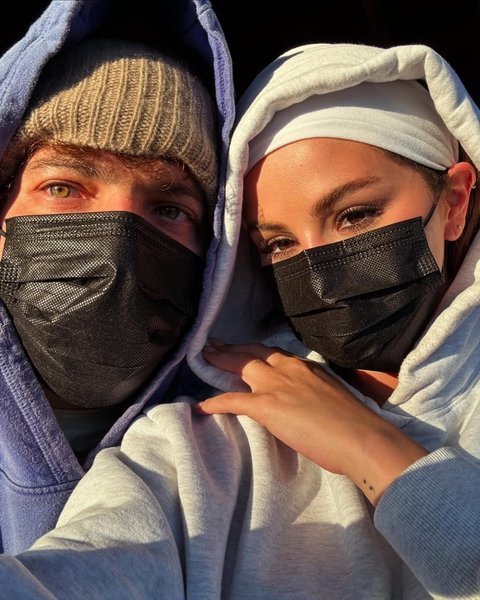 Selena Gomez dan Benny Blanco Dikabarkan Beli Rumah Mewah Seharga USD35 Juta di Beverly Hills