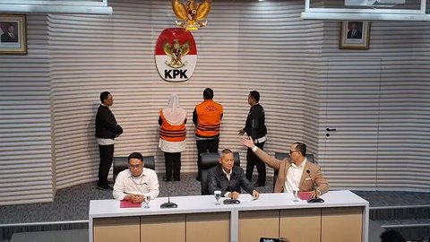 Wali Kota Semarang, Hevearita Gunaryanti Rahayu alias Mbak Ita (ketiga kiri) dan suaminya yang menjabat sebagai Ketua Komisi D DPRD Provinsi Jawa Tengah, Alwin Basri (kedua kiri) diborgol ser