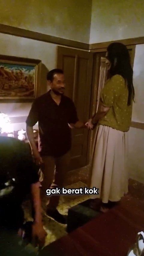 Sambil Bopong Luna Maya, Momen Oka Antara Kena Prank Crew saat Syuting